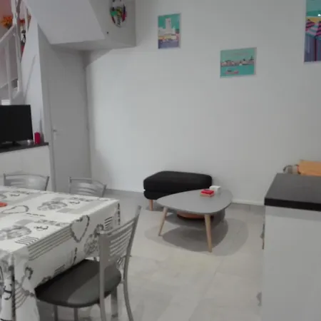 Maison De T3 Avec Cour Proche Port Et - D'olonne - Fr-1-331-72