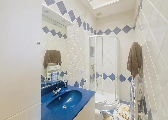 Maison De T3 Avec Cour Proche Port Et - D'olonne - Fr-1-331-72 *